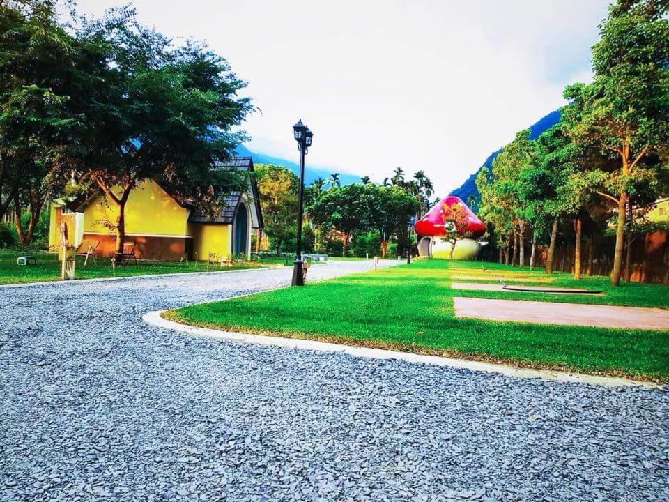 פולי Mushroom Forest Guesthouse Camping Site מראה חיצוני תמונה